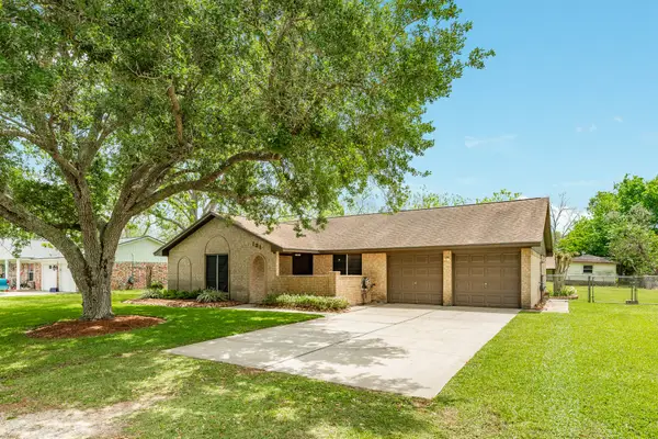 131 Singleton Street, Jones Creek, TX 77541