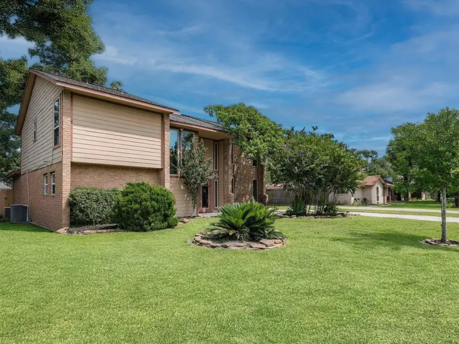 706 S Diamondhead Boulevard, Crosby, TX 77532 - Image #2