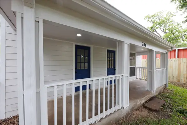 704 W Willis Street, Alvin, TX 77511