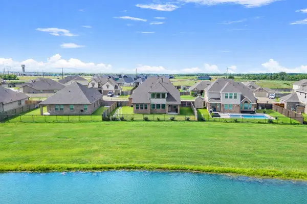 9718 Colonial Downs Drive, Mont Belvieu, TX 77523