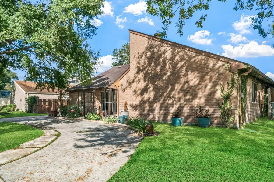 10831 Valley Hills Drive, Houston, TX 77071 - #2