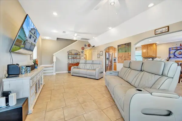 28 Dolphin Street, Bayou Vista, TX 77563