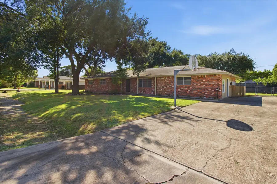 504 E Oak Street, Highlands, TX 77562 - #3