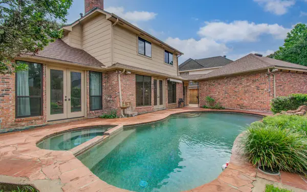 2 Hickory Shadows Drive, Houston, TX 77055