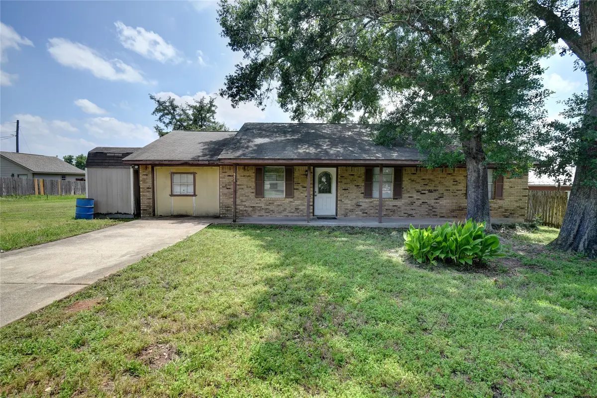 921 E 3rd Street, Bellville, TX 77418 - #1