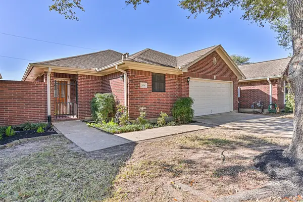 208 Live Oak Lane, Friendswood, TX 77546