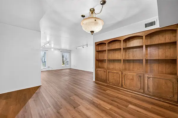 359 N Post Oak Lane #122, Houston, TX 77024
