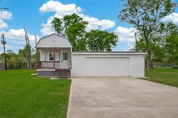 109 Queens Court, Baytown, TX 77520