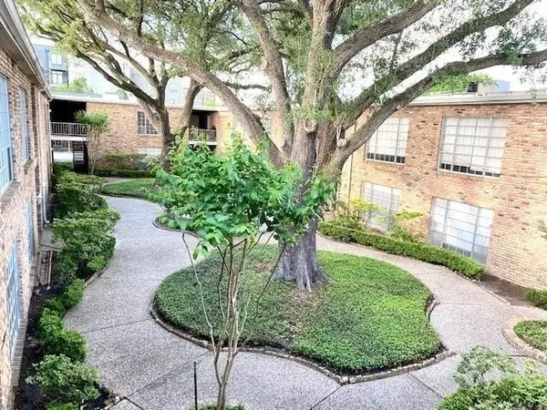2101 Fountain View Drive #77B, Houston, TX 77057