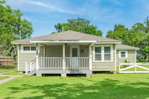 824 Elm Street, Clute, TX 77531