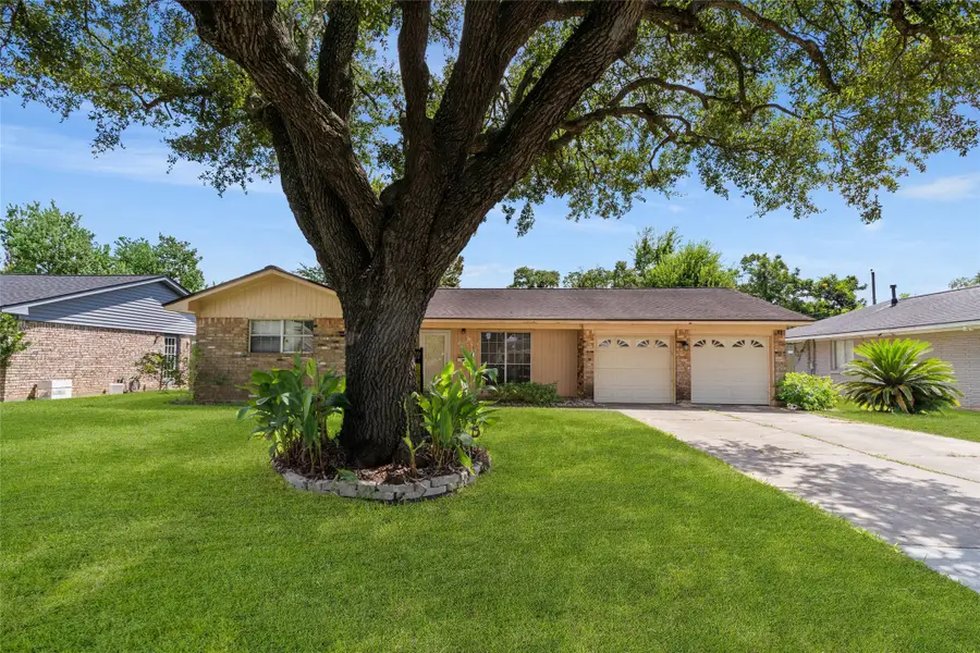 104 Talisman Street, Lake Jackson, TX 77566 - #2