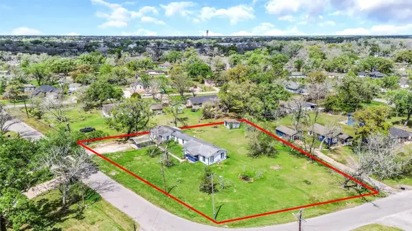 1220 Pecan Street, Clute, TX 77531