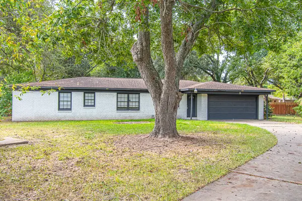 8 Coronado Circle, La Marque, TX 77568