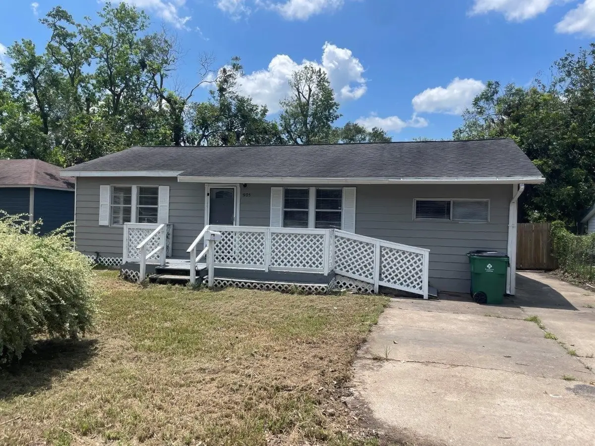 905 N Arcola Street, Angleton, TX 77515 - #1