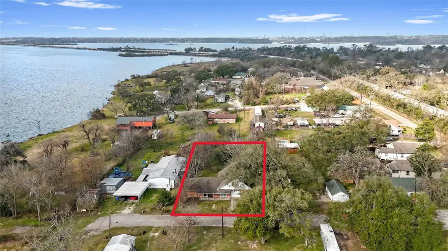 110 S 9th Street, Highlands, TX 77562 - #2