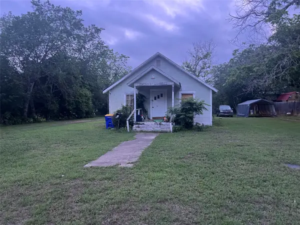 1121 N College Street, Gonzales, TX 78629