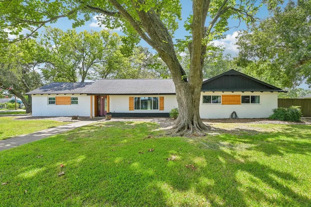 101 W Larkspur Drive, Alvin, TX 77511 - #1
