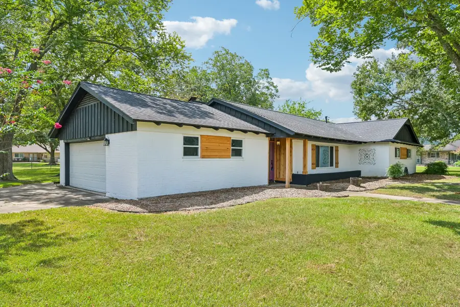 101 W Larkspur Drive, Alvin, TX 77511 - #2