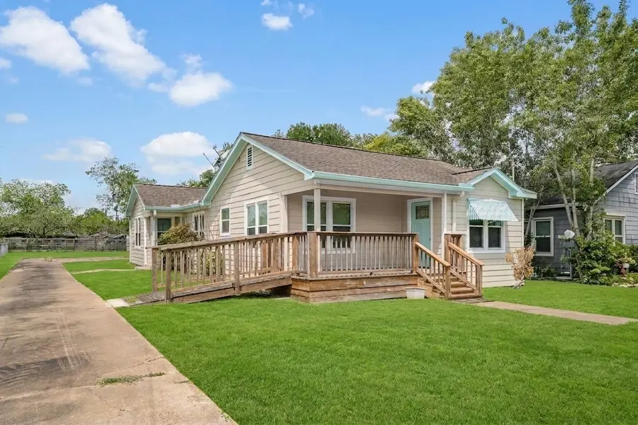 405 N College Street, Weimar, TX 78962 - #3