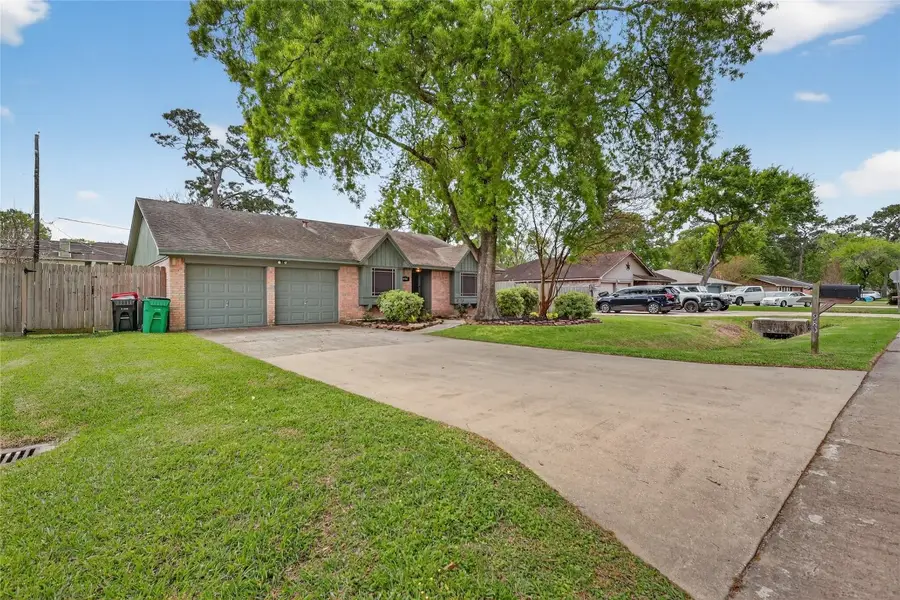 9802 Bayou Woods Drive, Baytown, TX 77521 - #2