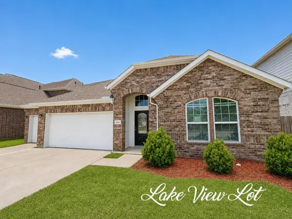 8707 E Crescent Lake Circle, Baytown, TX 77521