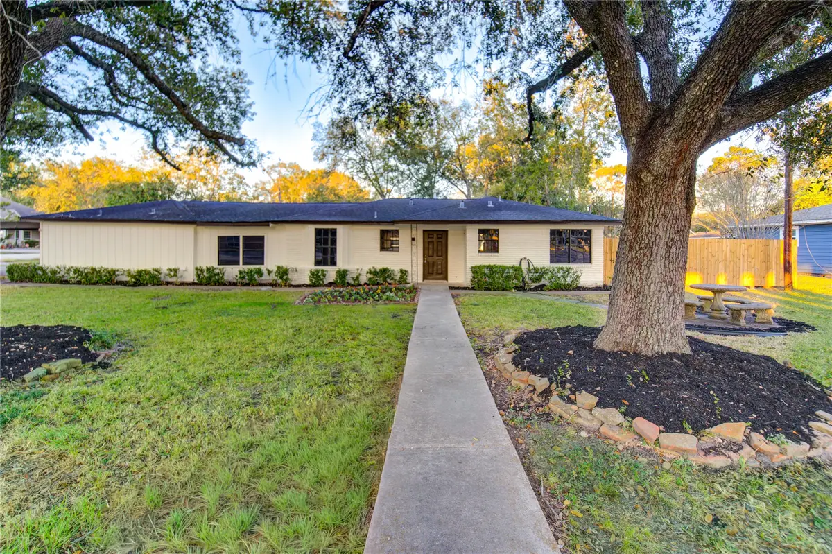 205 Morningside Drive, Friendswood, TX 77546 - #1