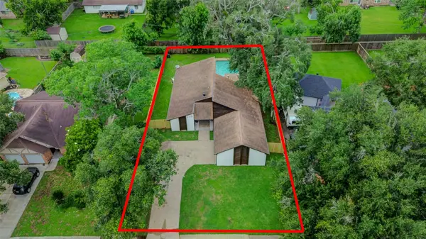 110 Anchusa Street, Lake Jackson, TX 77566