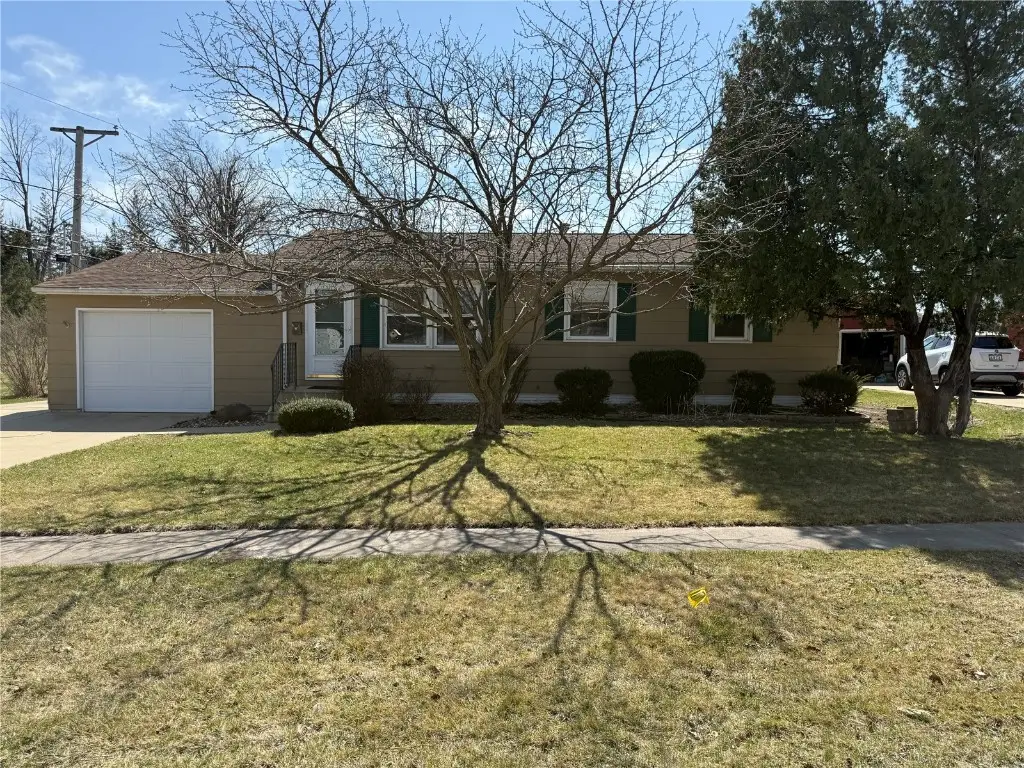 3001 2nd Ave, Cedar Rapids, IA 52404 - #1