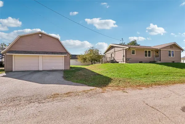 104 Walnut Street Nw, Blairstown, IA 52209