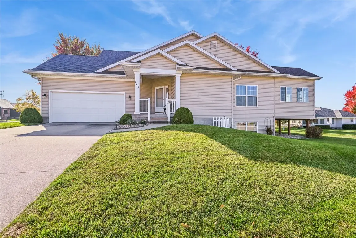 2255 Blairsferry Crossing, Hiawatha, IA 52233 - Image #1