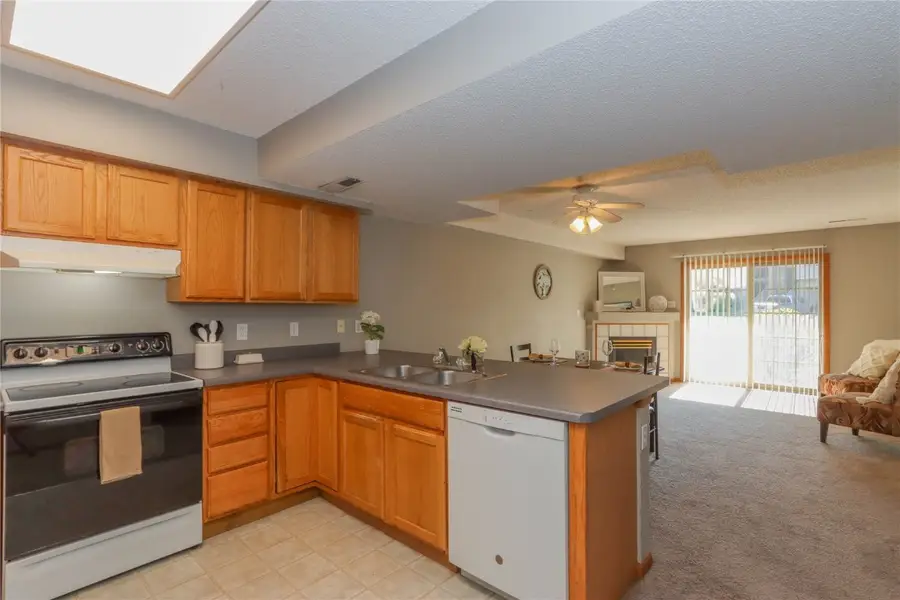 408 West Side Drive, Iowa City, IA 52246 - Image #3