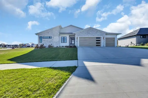 6720 Caldwell Lane Ne, Cedar Rapids, IA 52411