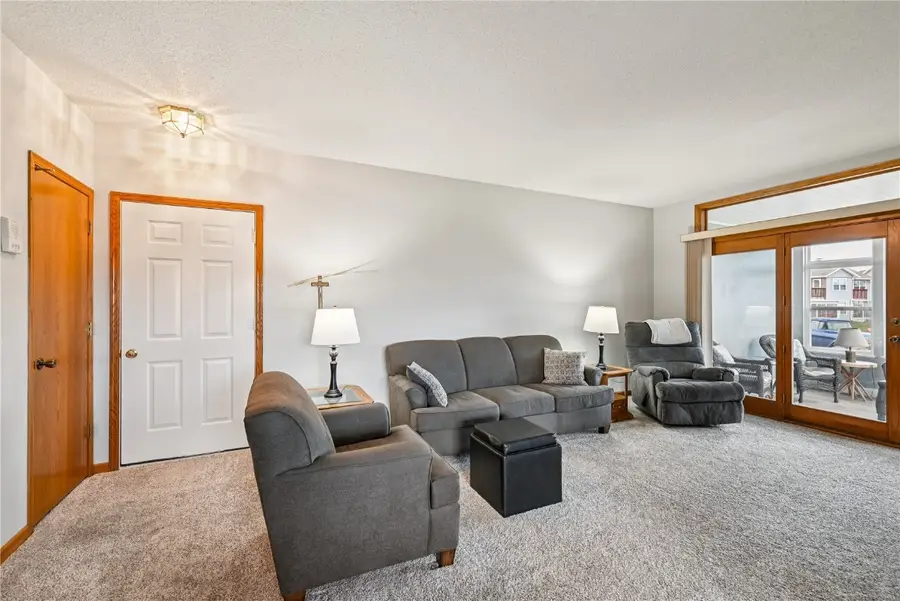 6305 Greenbriar Lane Sw #B, Cedar Rapids, IA 52404 - Image #2