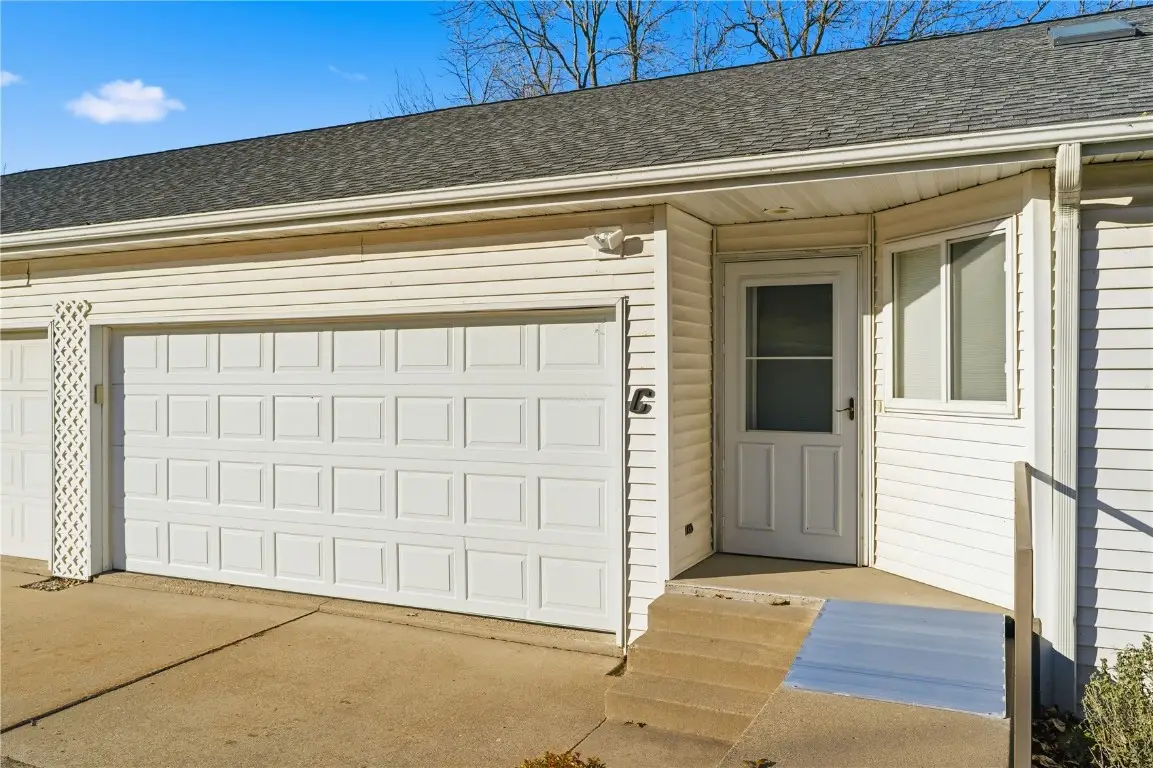 396 Teakwood Lane Ne #C, Cedar Rapids, IA 52402 - Image #1