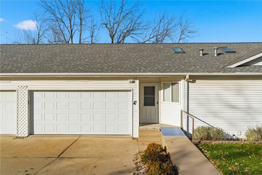 396 Teakwood Lane Ne #C, Cedar Rapids, IA 52402 - Image #2