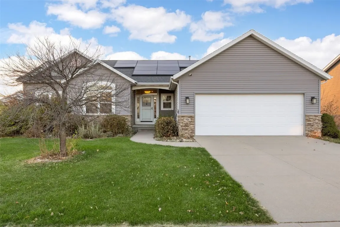 916 Blue Stone Street Nw, Cedar Rapids, IA 52405 - Image #1