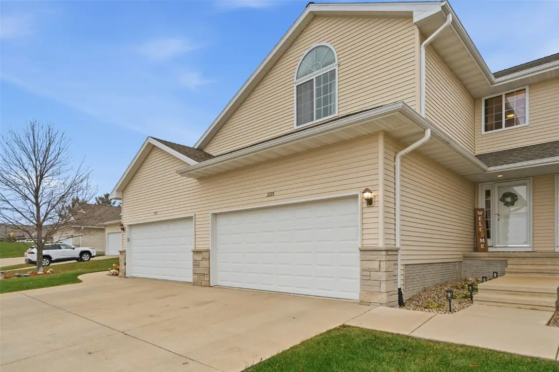 3335 Stoneview Circle Sw, Cedar Rapids, IA 52404 - Image #1