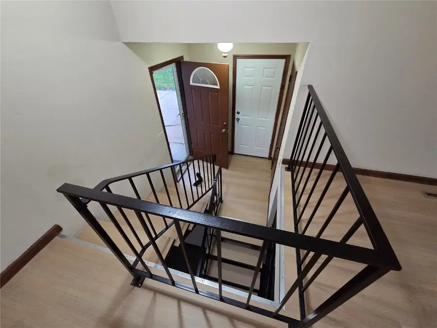 342 Cambridge Drive Ne, Cedar Rapids, IA 52402 - Image #2