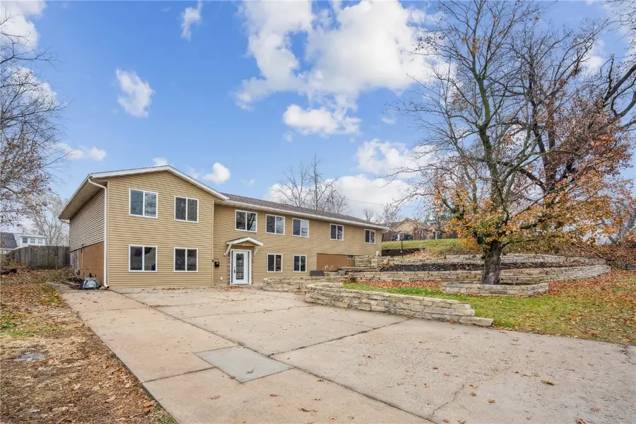 2944 Oakland Road Ne, Cedar Rapids, IA 52402 - Image #2