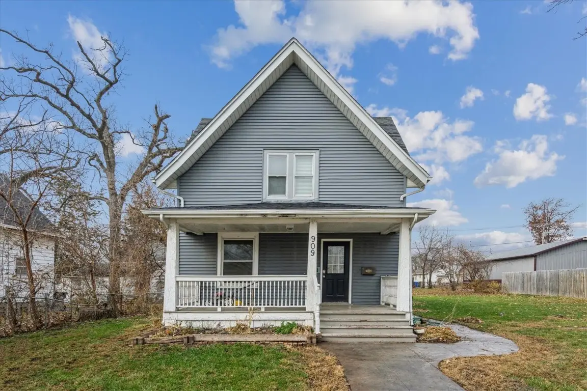 909 Daniels St Ne, Cedar Rapids, IA 52402 - Image #1