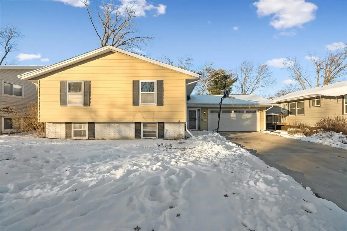 2602 Town House Drive Ne, Cedar Rapids, IA 52402 - Image #1