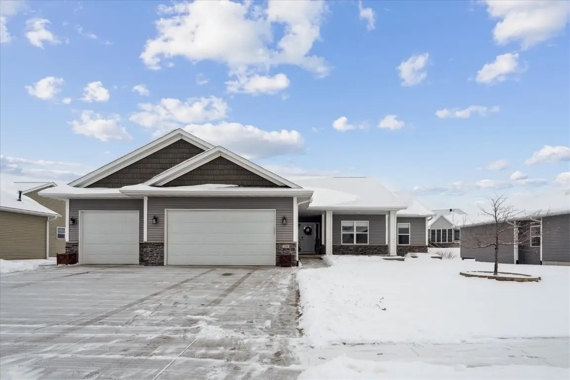 704 Cedar Bend Dr, Solon, IA 52333 - Image #1