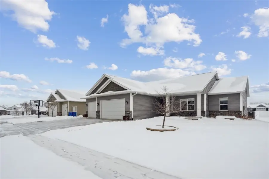 704 Cedar Bend Dr, Solon, IA 52333 - Image #2
