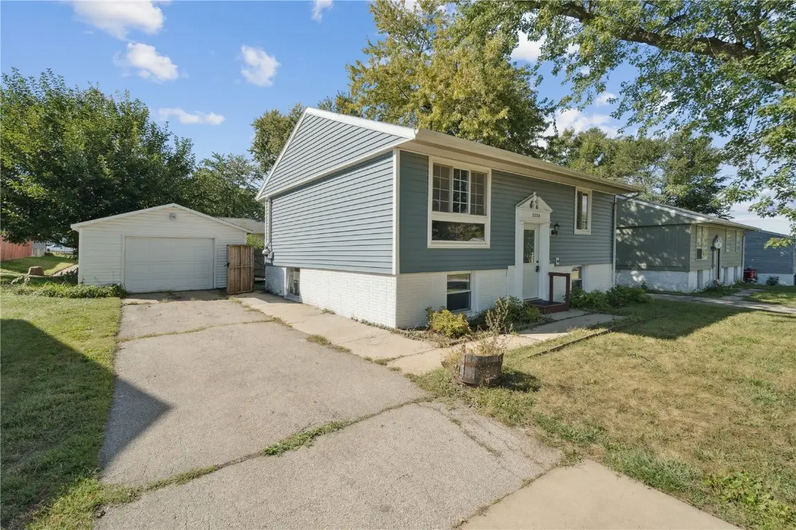 3226 Bramble Rd Sw, Cedar Rapids, IA 52404 - #1