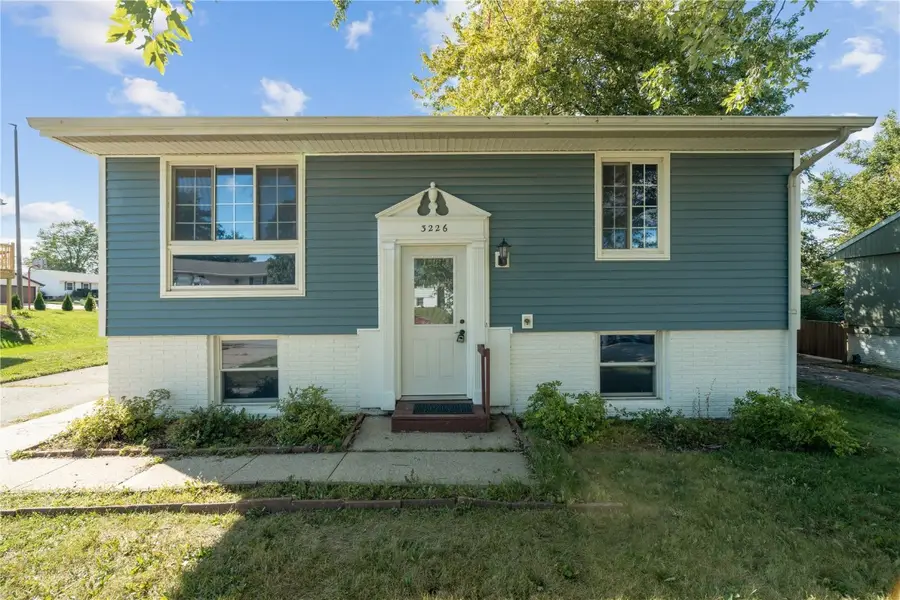 3226 Bramble Rd Sw, Cedar Rapids, IA 52404 - #2