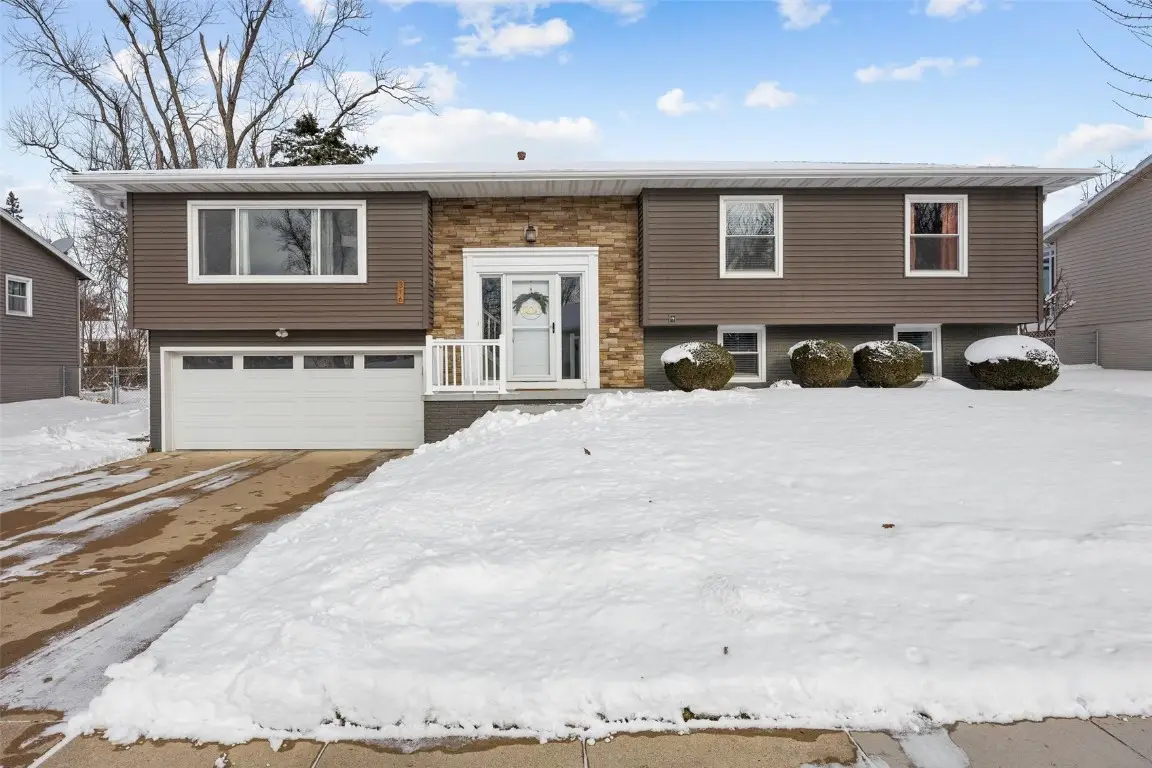 316 Sussex Drive Ne, Cedar Rapids, IA 52402 - Image #1