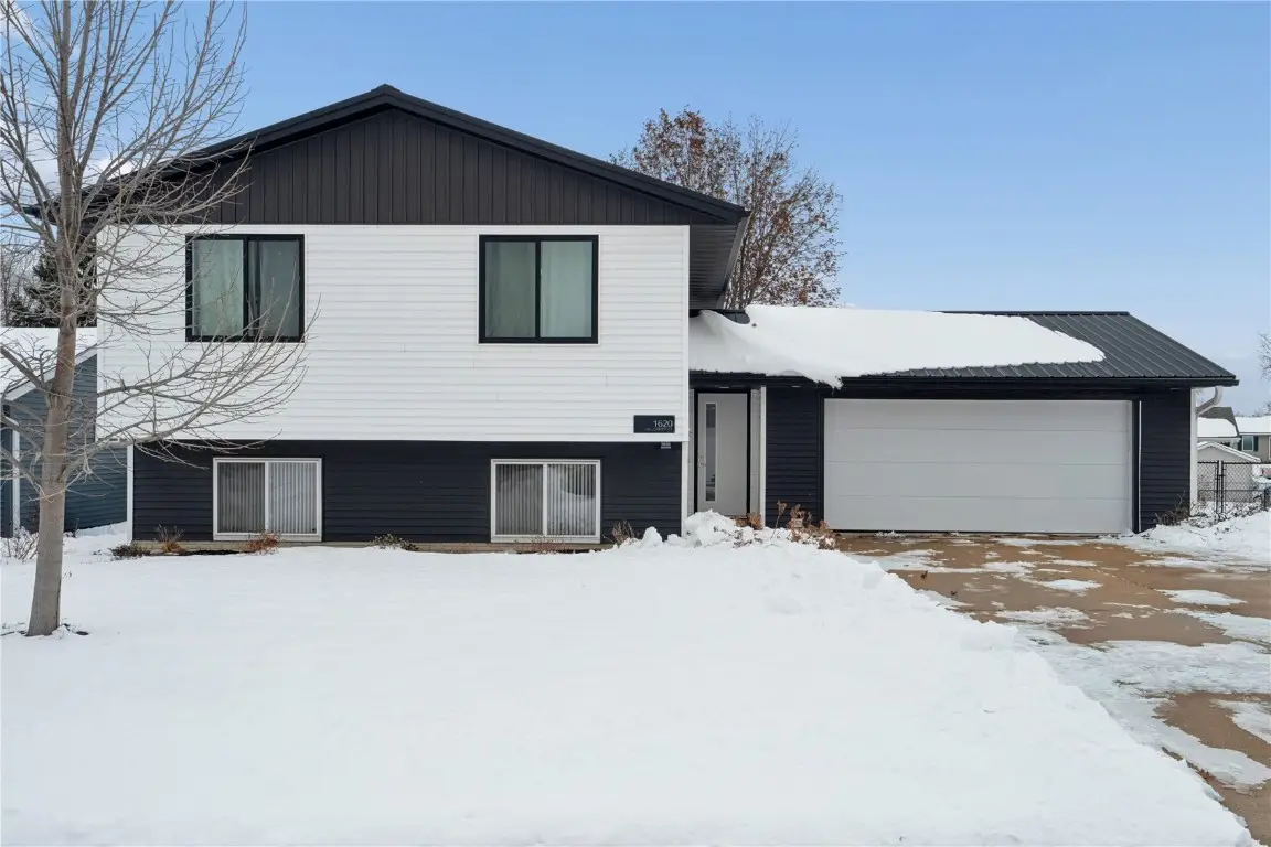 1620 Hillcrest Court, Marion, IA 52302 - Image #1