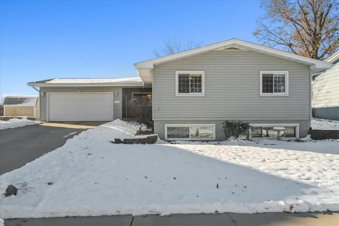106 Leroy Street Nw, Cedar Rapids, IA 52405 - Image #1