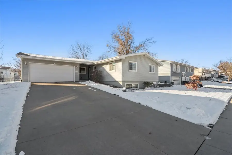 106 Leroy Street Nw, Cedar Rapids, IA 52405 - Image #2