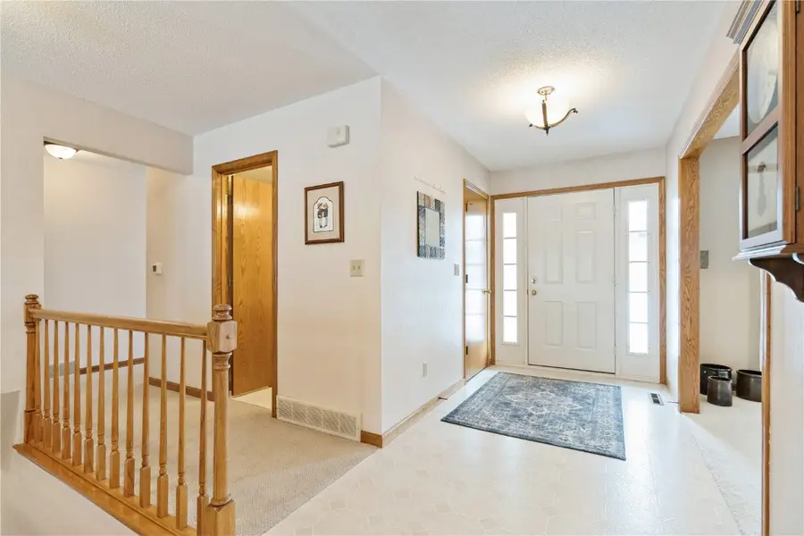 7320 Hampshire Drive Ne, Cedar Rapids, IA 52402 - Image #3